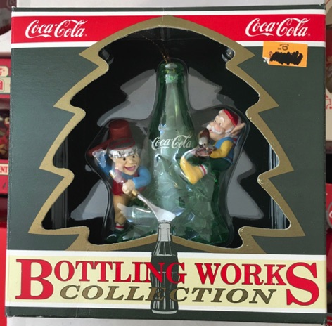 45160-4 € 10,00 coca cola ornament 2x kabouter bij fles.jpeg